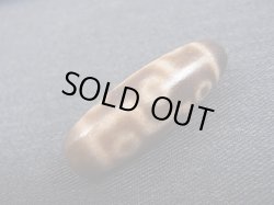 画像2: 「右下がり九眼」（ドラゴンライン入り）至純（現代）天珠 直径約13×37.5mm