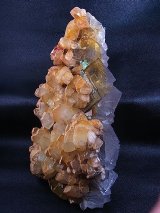 キャビネットサイズ：パキスタン産ゴールデンレインボー（オーラ皮膜）フローライト原石 4,539g