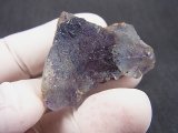 内モンゴル自治区Yindu産クリア＆ブルーフローライト（カラーシフト/ブルー＆パープルゾーニング）原石 31.6g
