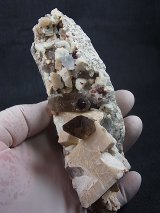 キャビネットサイズ：福建省産スペサルティンガーネット付きスモーキー水晶＆ブルーフローライト原石 352.5g