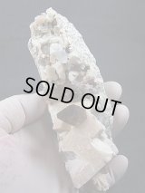 キャビネットサイズ：福建省産スペサルティンガーネット付きスモーキー水晶＆ブルーフローライト原石 352.5g