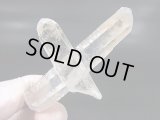 内モンゴル産インクルージョン入りクリア水晶原石（貫入り水晶付き） 47.2g