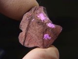 南アフリカ・チュワニン鉱山産ピンクスギライト原石 5.5g