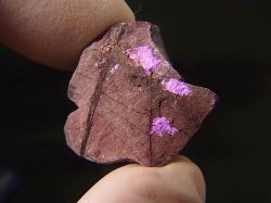 画像1: 南アフリカ・チュワニン鉱山産ピンクスギライト原石 5.5g
