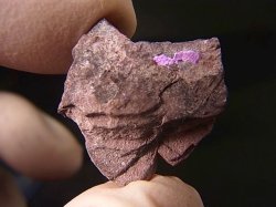 画像2: 南アフリカ・チュワニン鉱山産ピンクスギライト原石 5.5g