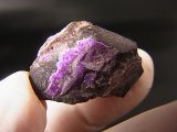 南アフリカ・チュワニン鉱山産ピンクスギライト原石 9.2g