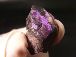 画像2: 南アフリカ・チュワニン鉱山産ピンクスギライト原石 9.2g