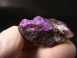 南アフリカ・チュワニン鉱山産ピンクスギライト原石 8.2g