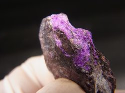 画像2: 南アフリカ・チュワニン鉱山産ピンクスギライト原石 8.2g