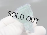 ヤオガンシャン産蛍光ブルーグリーンフローライト原石（水晶/硫砒鉄鉱付き） 19.5g
