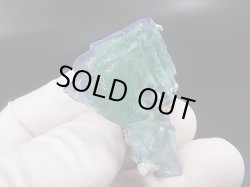 画像1: ヤオガンシャン産蛍光ブルーグリーンフローライト原石（水晶/硫砒鉄鉱付き） 19.5g
