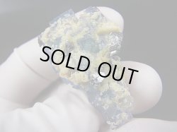 画像2: ヤオガンシャン産蛍光ブルーグリーンフローライト原石（水晶/硫砒鉄鉱付き） 19.5g