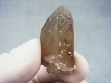 福建省産スペサルティンガーネット付きスモーキー水晶原石 13.5g