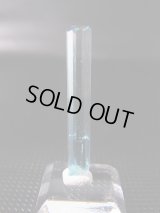 ジェムグレード宝石需要品質：ベトナム産アクアマリン柱状結晶原石（レインボー入り） 5.5カラット