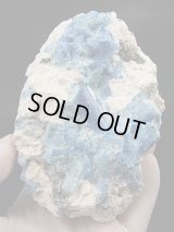 キャビネットサイズ：ベトナム・タインホア産アクアマリン/カオリナイト/マイカ原石（マッシブ） 667.3g