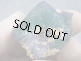ヤオガンシャン産蛍光ブルーグリーンフローライト原石（水晶/パイライト付き） 42.3g