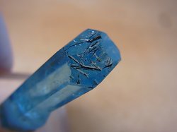 画像2: ジェムグレード宝石需要品質：ベトナム産アクアマリン柱状結晶原石（ブラックトルマリン付き） 34.0カラット
