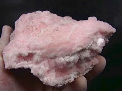 画像1: キャビネットサイズ：南アフリカ産ピンクマンガンカルサイト原石（強蛍光） 513.0g