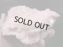 画像1: キャビネットサイズ：南アフリカ産ピンクマンガンカルサイト原石（強蛍光） 513.0g