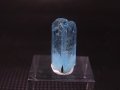 ジェムグレード宝石需要品質：ベトナム産アクアマリン柱状結晶原石（ブラックトルマリン付き） 6.1カラット