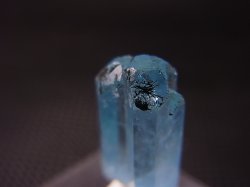 画像2: ジェムグレード宝石需要品質：ベトナム産アクアマリン柱状結晶原石（ブラックトルマリン付き） 6.1カラット