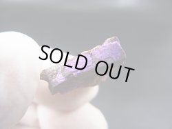 画像2: 南アフリカ・チュワニン鉱山産ピンクスギライト原石 3.5g