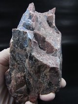 キャビネットサイズ：ハバロフスク産イルニマイト原石ブロック 1,143g