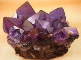 キャビネットサイズ：ナイジェリア・ナサラワ産ダークパープルカラーアメジスト原石クラスター 1,974.3g