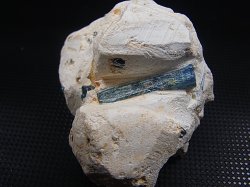 画像1: ベトナム・タインホア産宝石品質アクアマリン付きカオリナイト 48.8g
