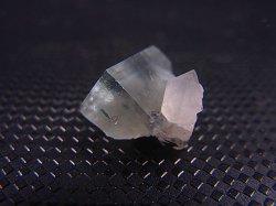 画像1: フランス・ピュイドドーム産フローライト原石（水晶付き） 1.6g