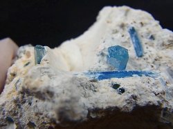 画像2: ベトナム・タインホア産宝石品質アクアマリン付きカオリナイト 91.0g