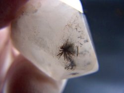 画像2: マダガスカル産ホーランダイトインキャンドルクオーツ（錐面研磨） 6.6g