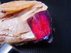 画像2: メキシコ・オハエラ鉱山産フローライト原石（赤色蛍光） 98.8g