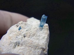 画像2: ベトナム・タインホア産宝石品質アクアマリン付きカオリナイト 50.9g