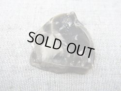 画像1: ヴィクトリアストーン（飯盛ラボストーンIL-stone）レアカラー：ブラック原石（片面研磨） 26.5カラット