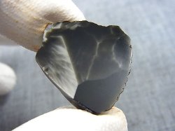 画像2: ヴィクトリアストーン（飯盛ラボストーンIL-stone）レアカラー：ブラック原石（片面研磨） 26.5カラット