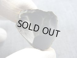 画像2: ヴィクトリアストーン（飯盛ラボストーンIL-stone）レアカラー：ブラック原石（片面研磨） 26.5カラット