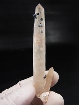 内モンゴル産アイアンローズ付きピンク水晶（レーザー型/連晶） 20.8g