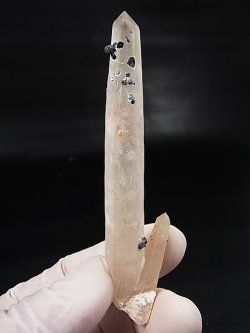 画像1: 内モンゴル産アイアンローズ付きピンク水晶（レーザー型/連晶） 20.8g