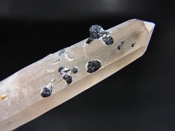 画像2: 内モンゴル産アイアンローズ付きピンク水晶（レーザー型/連晶） 20.8g