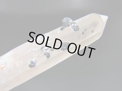 画像2: 内モンゴル産アイアンローズ付きピンク水晶（レーザー型/連晶） 20.8g