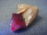 メキシコ・オハエラ鉱山産フローライト原石（赤色蛍光） 47.2g
