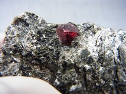 画像2: スウェーデン・ダーラナ産ガーネット原石 80.2g