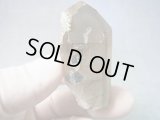ノルウェー産スモーキー水晶原石（アナテース・クローライト付き/レインボー入り） 36.6g