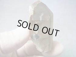 画像1: ノルウェー産スモーキー水晶原石（アナテース・クローライト付き/レインボー入り） 36.6g