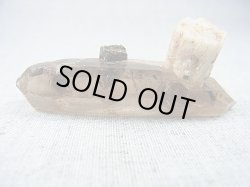 画像1: マラウイ・ムランジェ産スモーキー水晶原石（ＤＴ/エジリン＆長石貫入り） 23.5g