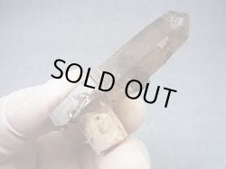 画像2: マラウイ・ムランジェ産スモーキー水晶原石（ＤＴ/エジリン＆長石貫入り） 23.5g