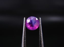 画像1: ベトナムLuc Yen産ホットピンクシルキーサファイア・ルース（ラウンドカット/バイカラー） 0.6カラット