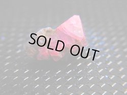 画像2: ベトナムLuc Yen産コバルトスピネル原石八面体結晶（蛍光/カラーチェンジ） 2.7カラット