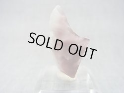 画像1: ヴィクトリアストーン（飯盛ラボストーンIL-stone）ピンク原石（イエロー蛍光） 13.6カラット